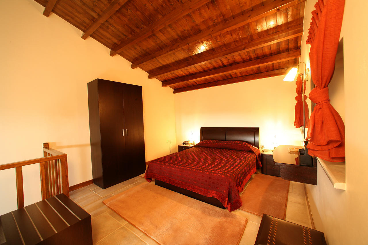 Arhontiko Parnona Hotel Karyes Стая снимка