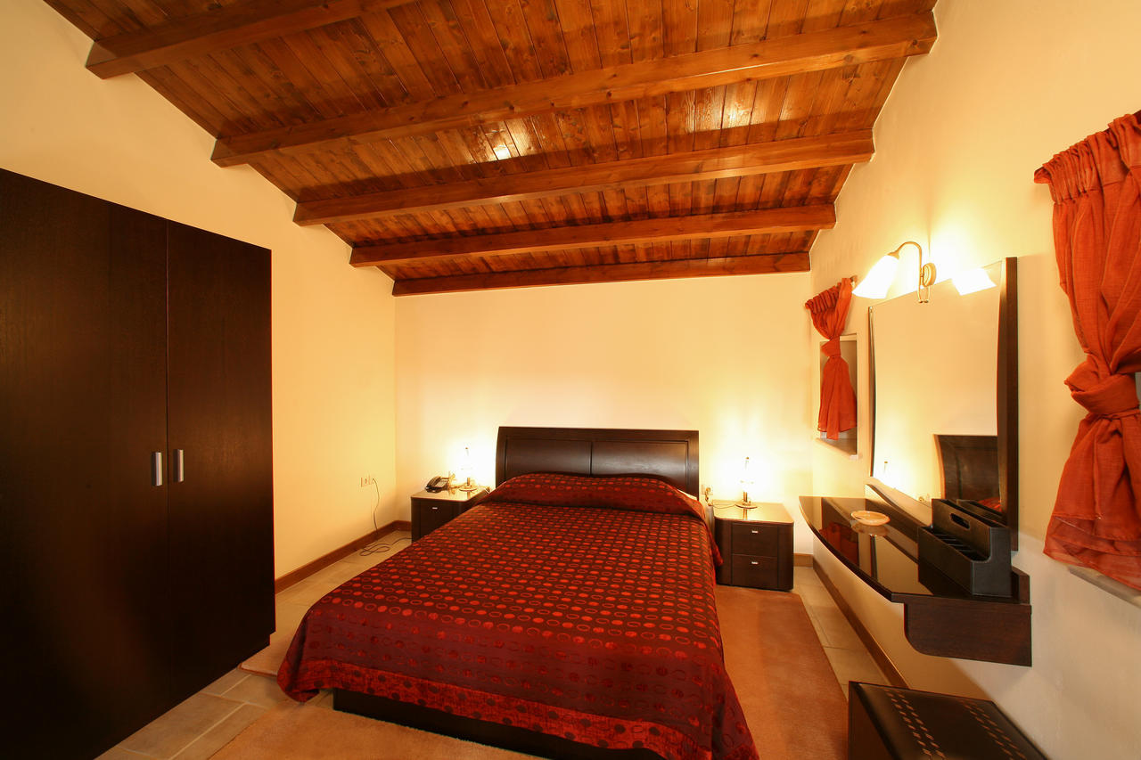 Arhontiko Parnona Hotel Karyes Стая снимка