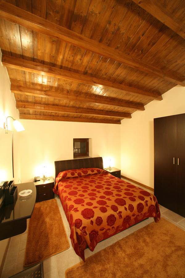 Arhontiko Parnona Hotel Karyes Стая снимка